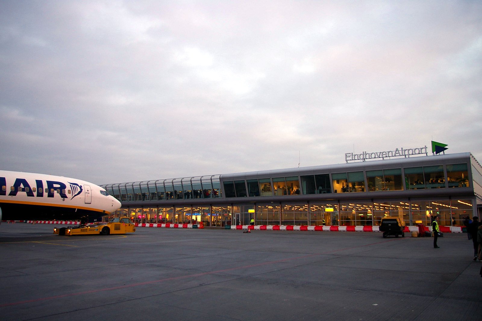 Terminal van Eindhoven Airport met reizigers