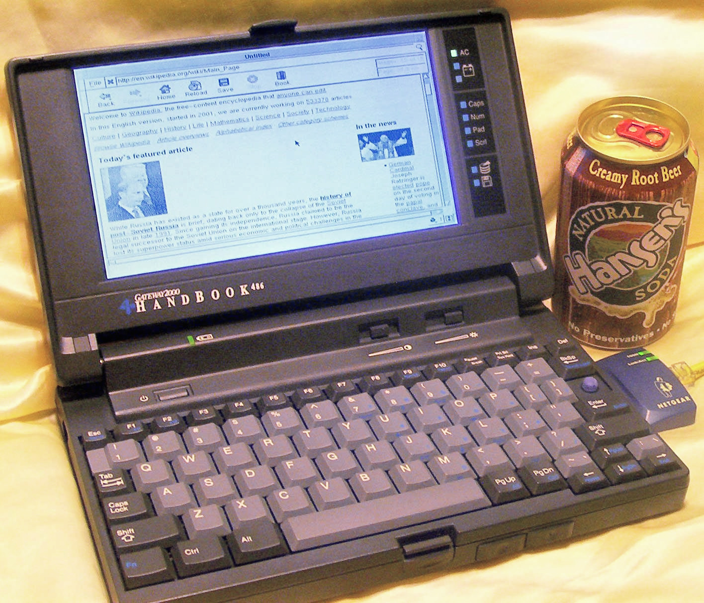 Laptopscherm met een incognitovenster geopend voor het zoeken van vliegtickets