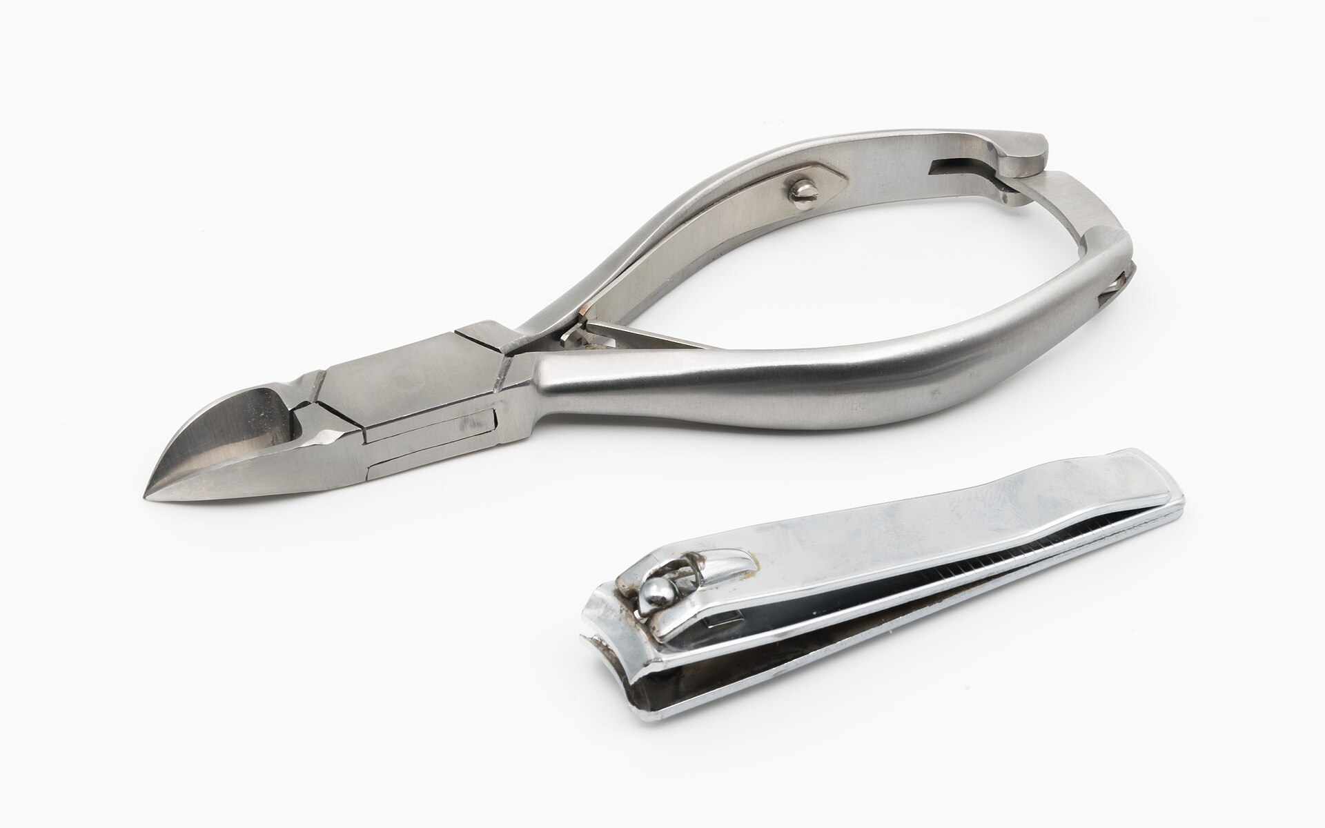 Nagelknipper naast handbagage koffer op vliegveld