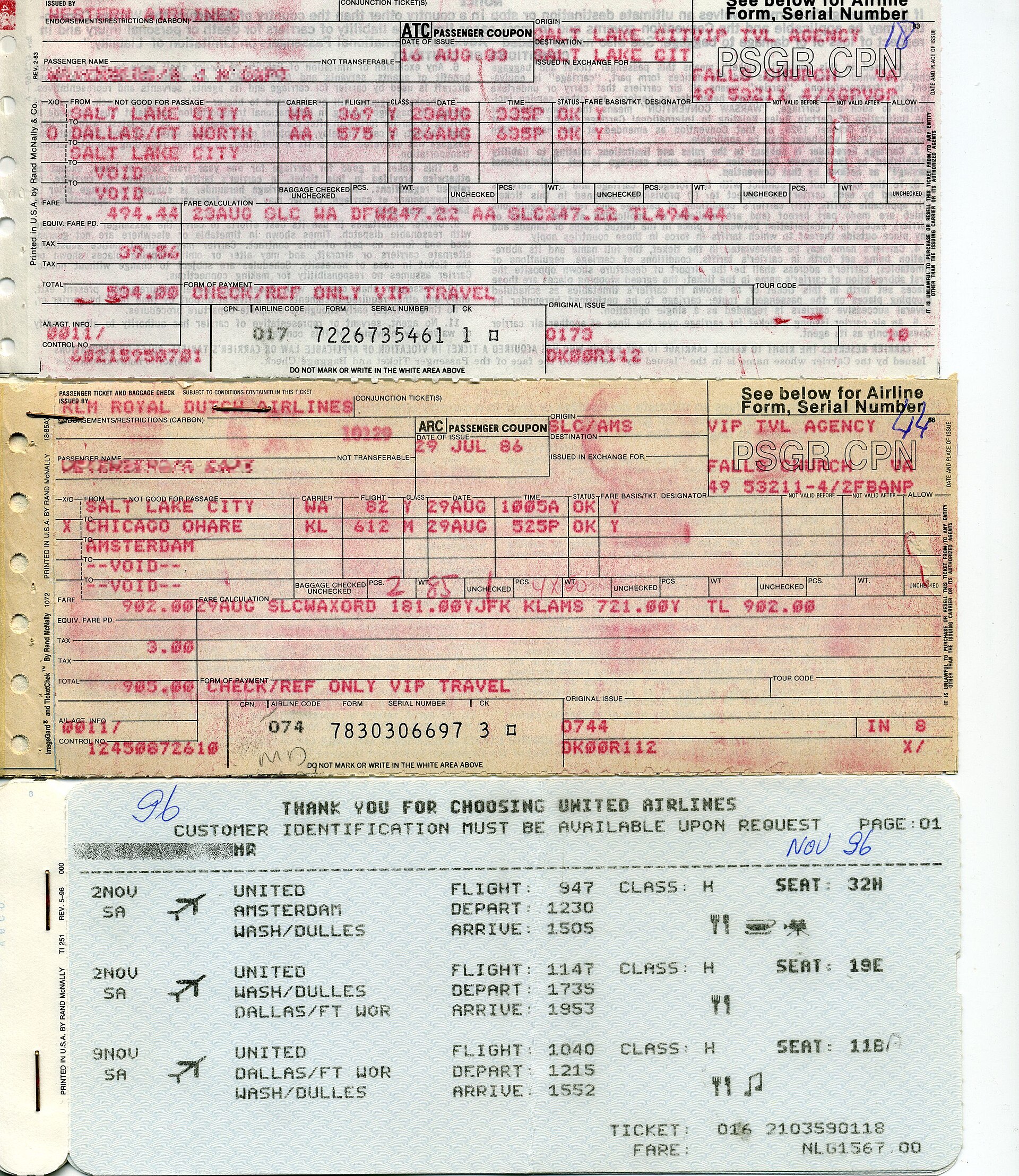 Persoon boekt een vliegticket op een laptop met een kalender ernaast